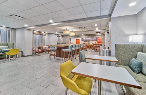 Aksarben - Elmwood Park Hotel | Hampton Inn Omaha Midtown-Aksarben
