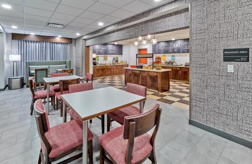 Aksarben - Elmwood Park Hotel | Hampton Inn Omaha Midtown-Aksarben