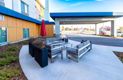 Selma Hotel | Hampton Inn Selma, Ca