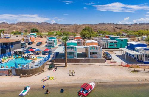 Parker Strip House | Hang Up and Hang Out, River Lodge Bungalow