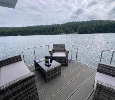 Joachimsthal Apartment | Hausboot Rollyboot Evolution 2- feste Unterkunft am Steg