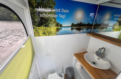 Joachimsthal Apartment | Hausboot Rollyboot Evolution 2- feste Unterkunft am Steg