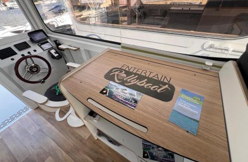 Joachimsthal Apartment | Hausboot Rollyboot Evolution 2- feste Unterkunft am Steg