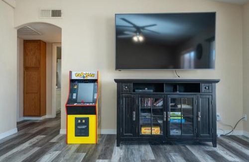 Lake Havasu City House | Havasu Oasis with BBQ, Boat Parking & Family Games