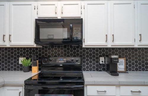 Lake Havasu City House | Havasu Oasis with BBQ, Boat Parking & Family Games