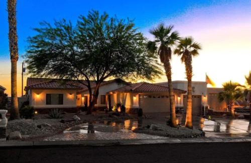 Lake Havasu City House | Havasu Sunset Hideaway-Swim Up Pool Bar & Firepit