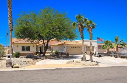 Lake Havasu City House | Havasu Sunset Hideaway-Swim Up Pool Bar & Firepit