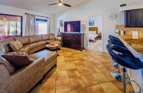 Lake Havasu City House | Havasu Sunset Hideaway-Swim Up Pool Bar & Firepit