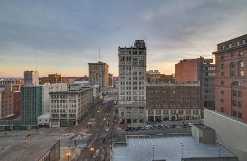 Downtown Omaha Apartment | Heart of Dtwn Omaha: Historical Apt w/Perks