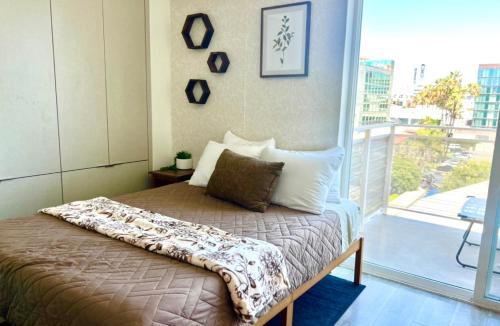 Hollywood Apartment | Heart of Hollywood - Walk of Fame Modern Apts Studio - 1bd or 2bd with View - Free parking - Balcony - Wifi Rooftop- 24hr Gym - Upscale amenities