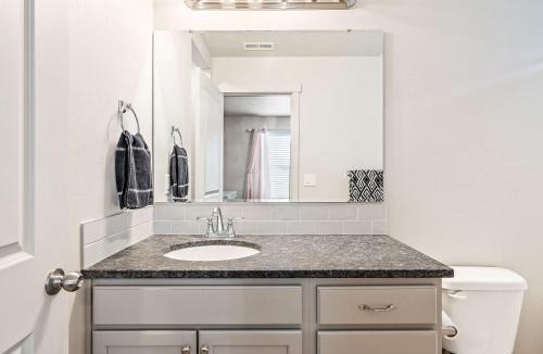 Nampa House | Heart of Nampa-Hot Tub-Fenced Yard-Full Kitchen
