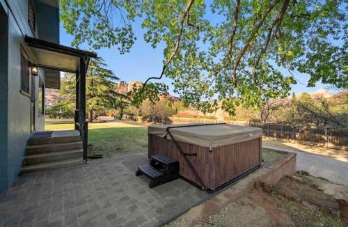 Uptown Sedona House | Heart of Uptown retreat estate with views and hot tubs