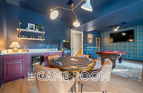 Mid America House | Heated Pool | Mini Golf | Hot Tub | Lakefront
