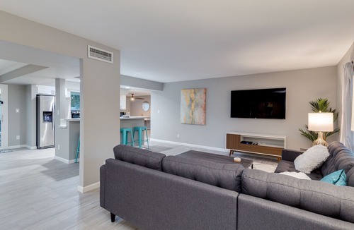 Raskin Estates House | Heated Pool Paradise. Putting Green! Perfecto
