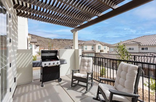 Washington House | Heated Pool & Pickleball - Spacious & Immaculate Home