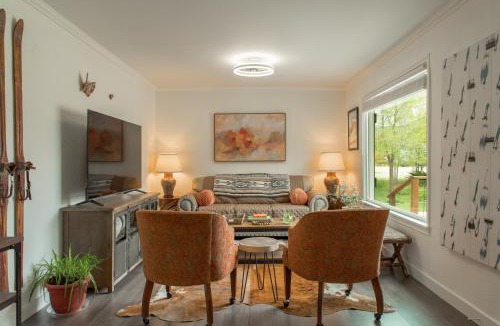 Heber House | Heber base camp sleeps 7 fire pit pets ok AC