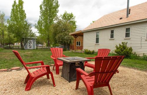 Heber House | Heber base camp sleeps 7 fire pit pets ok AC