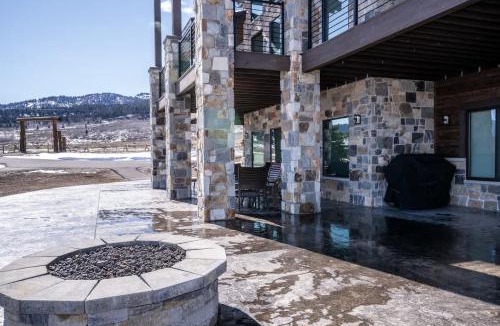 Island Park House | Henrys Lake Walkout Cabin