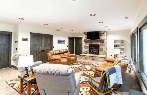 Island Park House | Henrys Lake Walkout Cabin