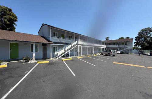 East Pasadena Hotel | Hi-Way Host Motel