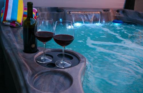 North Mountain House | Hidden gem in the Hidden Hills Mini Golf- Pool-Hot Tub-RV parking-EV charger