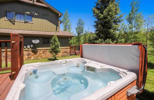 The Highlands House | Highland Greens Comfort, Spacious Townhome, Hot Tub