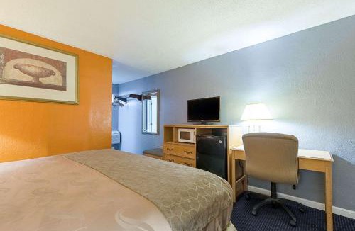 Paris Hotel | Highway Inn