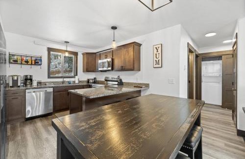 Deadwood House | Hillside Haven