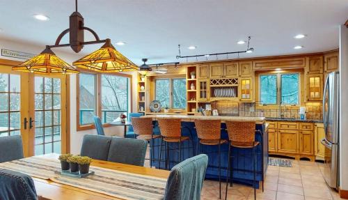 Hayden View Estates House | Hilltop Lodge - Beautiful Hayden Lake Home W Deck