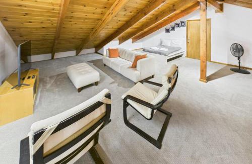 Mariposa House | Hilltop Luxury Yosemite Retreat with Spa, Pool, Views
