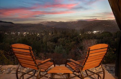 Oakhurst House | Hilltop Paradise with stunning views/hot tub/firepit/dog friendly