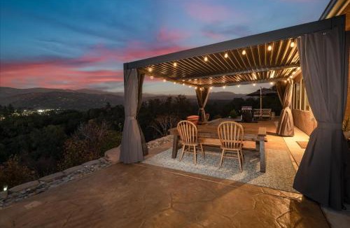 Oakhurst House | Hilltop Paradise with stunning views/hot tub/firepit/dog friendly