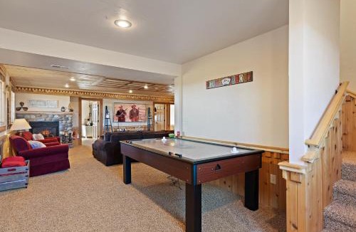 Island Park House | Hint of Heaven by KABINO HotTub Air Hockey Firepit Fishing Trails Yellowstone Free WiFi