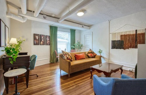 Southmoreland Apartment | Historic 1Bdrm - Parking - Walk to Restaurants & Westport!