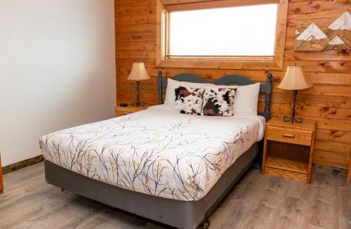 Grand Lake Apartment | Historic Cabin In Town Lake Walk BLACK BEAR