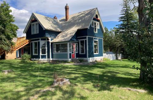 Columbia Falls Apartment | Historic Glacier Getaway with Spectacular Views-20mins to Glacier National Park-10mins to airport and walkable to downtown!