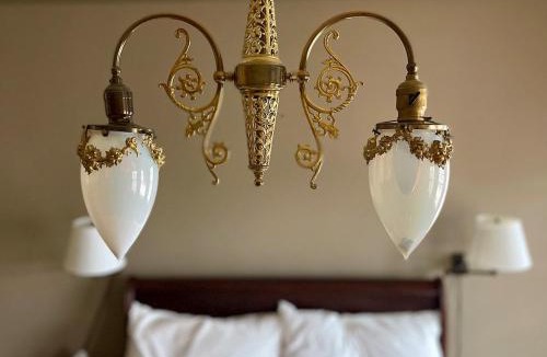 Livingston House | Historic Greystone Manor Near Yellowstone