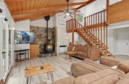 Oakhurst House | Hodges Hill Hideout w/pool, spa, BBQ - Dog Friendly