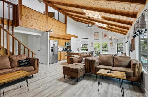 Oakhurst House | Hodges Hill Hideout w/pool, spa, BBQ - Dog Friendly