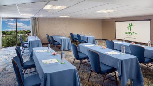 Camelback East Hotel | Holiday Inn and Suites Phoenix Airport North by IHG