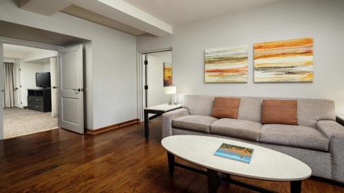 Camelback East Hotel | Holiday Inn and Suites Phoenix Airport North by IHG