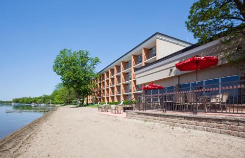 Detroit Lakes Hotel | Holiday Inn Detroit Lakes - Lakefront by IHG