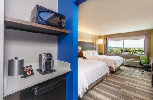 Lake Havasu City Hotel | Holiday Inn Express & Suites Lake Havasu - London Bridge by IHG