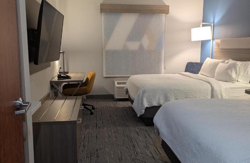 Loveland Hotel | Holiday Inn Express Hotel & Suites Loveland by IHG