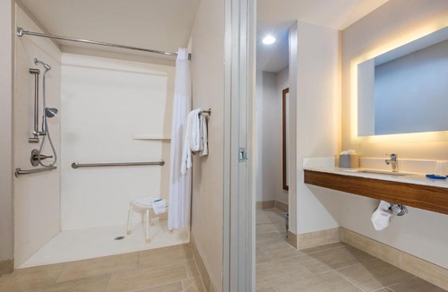 Peoria Hotel | Holiday Inn Express Peoria North - Glendale by IHG