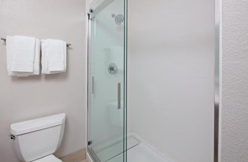 Magnesia Falls Cove Resort | Holiday Inn Express & Suites Rancho Mirage - Palm Spgs Area by IHG