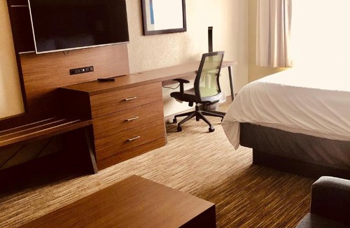 Cedar Falls Hotel | Holiday Inn Express & Suites Cedar Falls - Waterloo by IHG