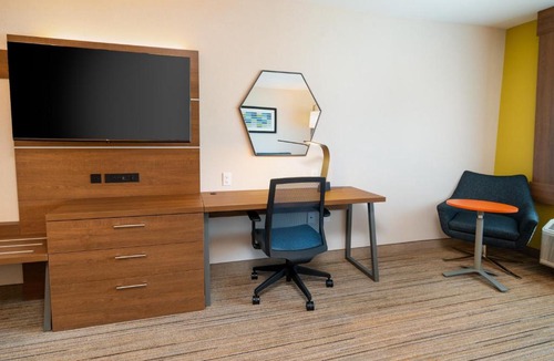 Las Vegas Hotel | Holiday Inn Express & Suites - Las Vegas - E Tropicana by IHG