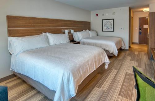 Downtown Omaha Hotel | Holiday Inn Express & Suites Omaha Downtown Old Market by IHG