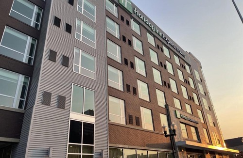 Downtown Lincoln Hotel | Holiday Inn Express & Suites - Lincoln Downtown by IHG